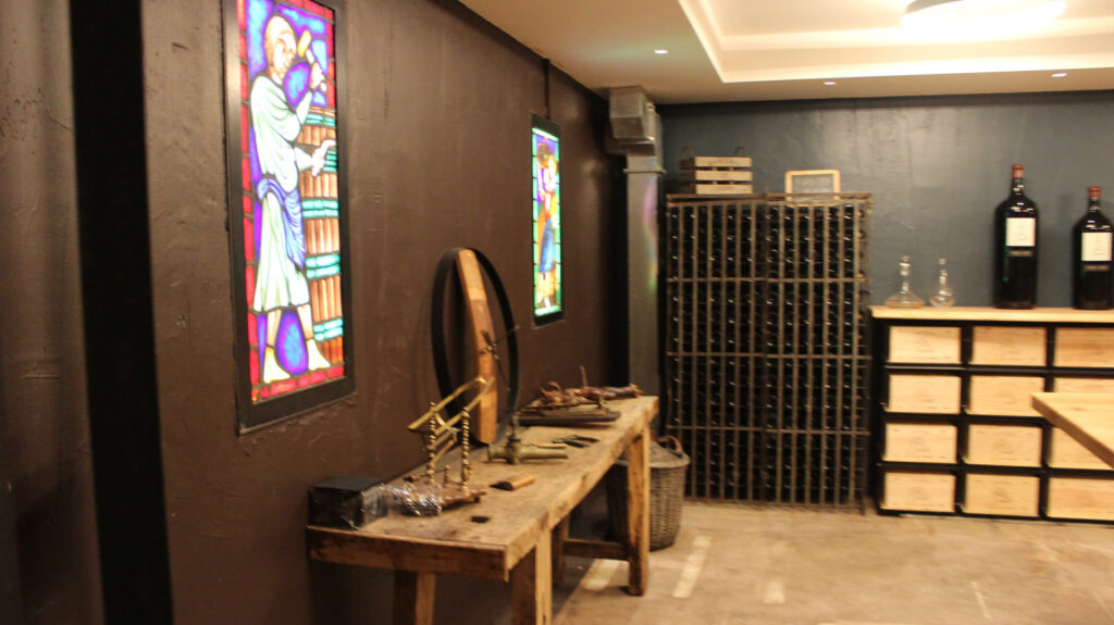 Le caveau du Château La Fleur de Boüard et son vitrail, vignoble de Bordeaux