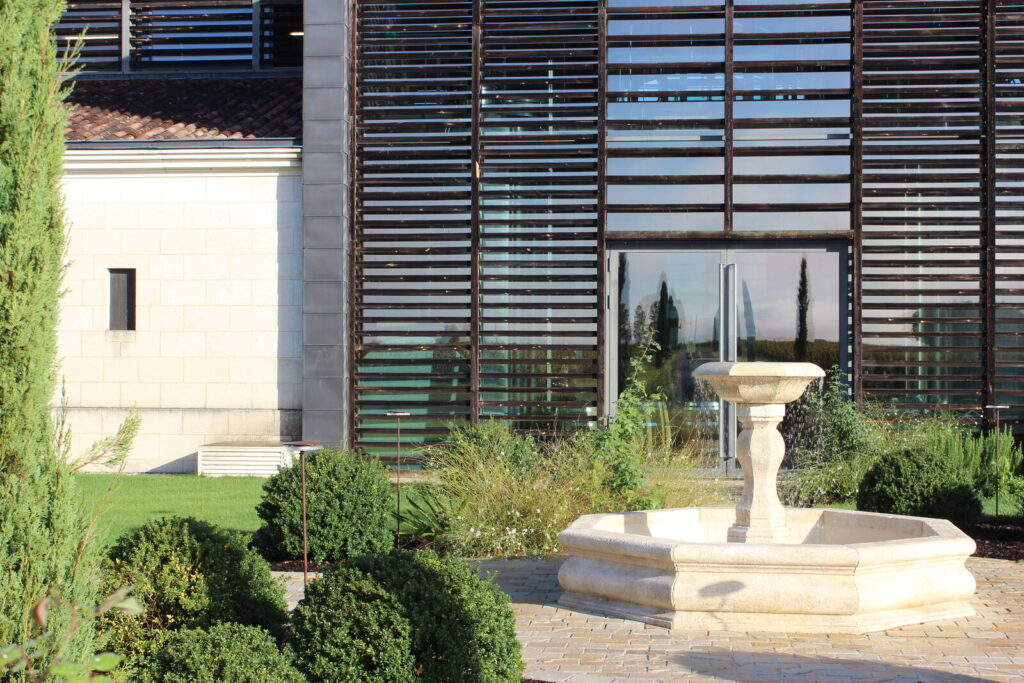 La cour et la fontaine du Château La Fleur de Boüard, vignoble de Bordeaux