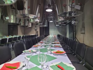 Le cuvier Emile Peynaud aménagé pour un dîner de séminaire, à quelques minutes de Saint-Émilion.