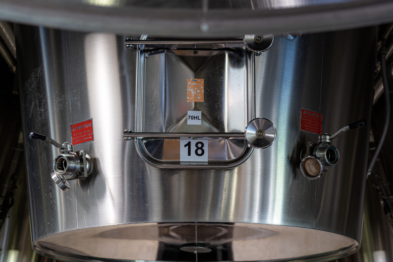 Cuve inox numérotée du cuvier, rive droite de Bordeaux.