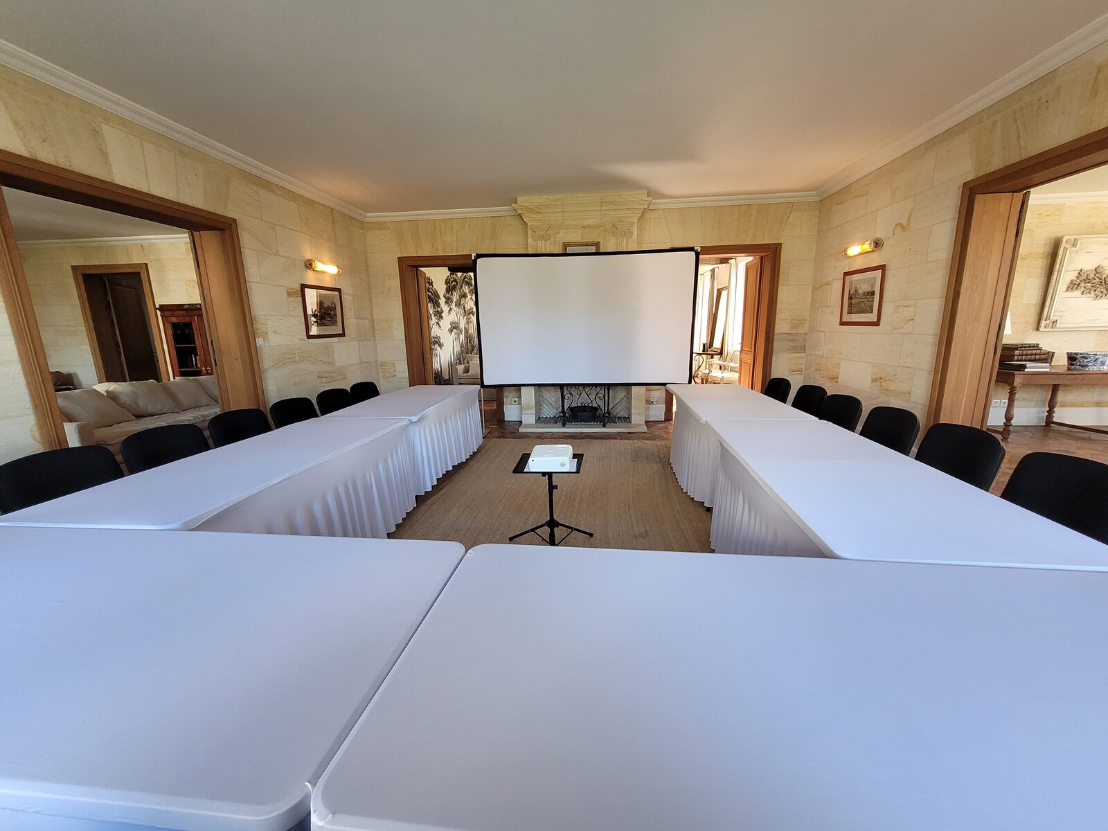 Salle de réunion en U avec écran de projection à Lalande-de-Pomerol.