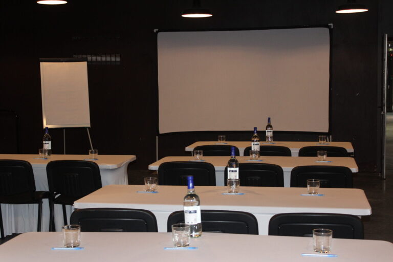 Salle de séminaire avec écran de projection et paperboard à Néac.
