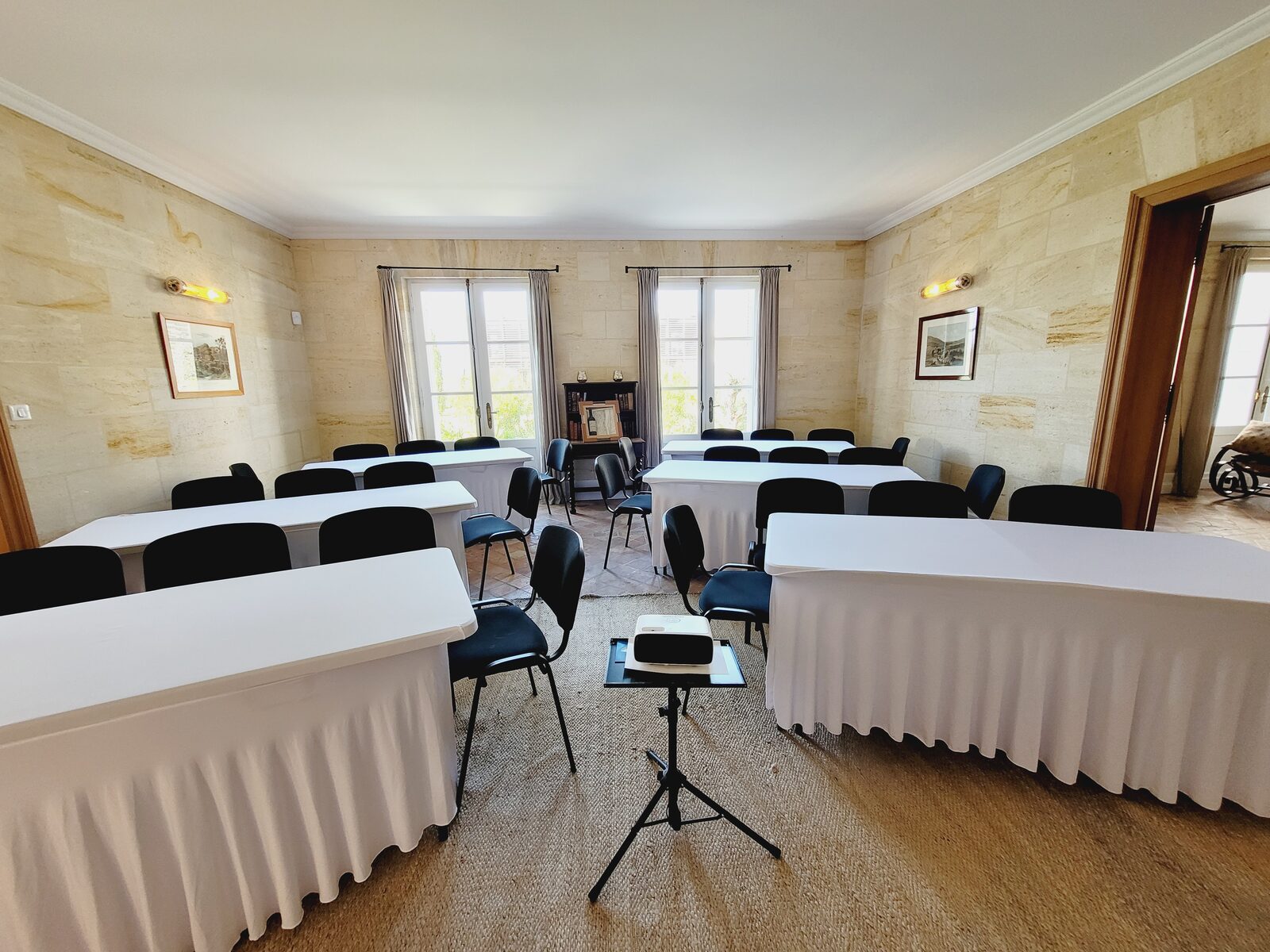 Salle de séminaire équipée pour la visioconférence, rive droite.